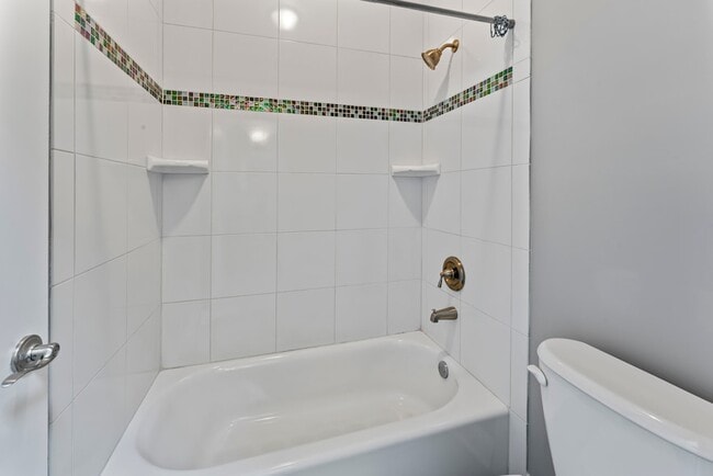 Building Photo - 9743 Oak Park Ave