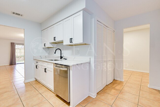 Building Photo - Beautiful Two-Story Townhome in Ormond Beach