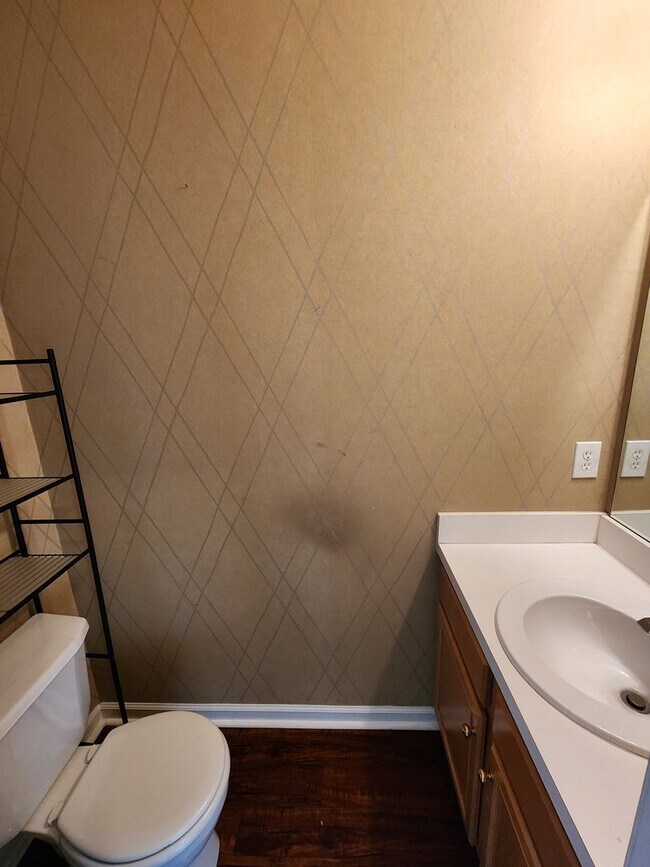 Building Photo - Comfortable 3BD, 2.5BA North Raleigh Townhome with HOA Amenities