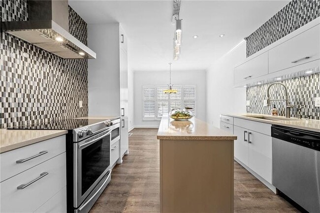 Building Photo - 407 Bridle Path