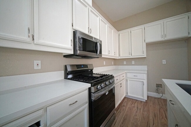Building Photo - Beautifully remodeled 4 bedroom, 2 bathroo...