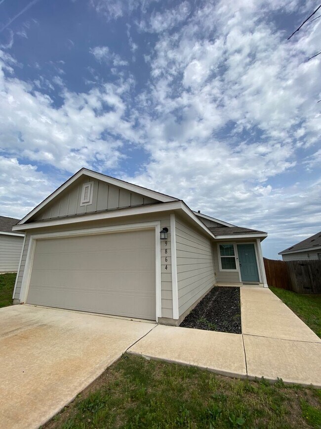 Building Photo - Move in Ready 3 bd/2 ba with bonus rooms!