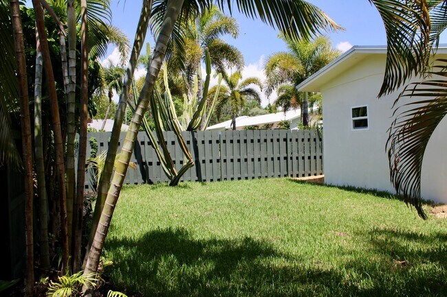 Building Photo - Fully Renovated 3/3 Northwood Home with Gu...