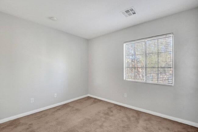Building Photo - Awesome 3 Bedroom, 2 Story Home in North L...