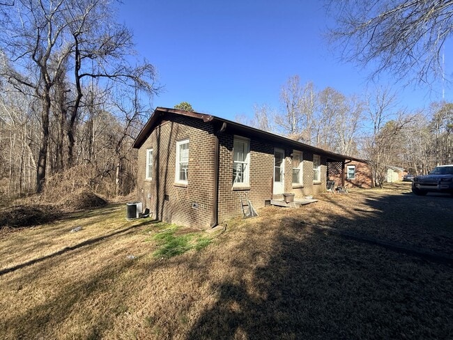 Building Photo - 3 Bed House! DEPOSIT-FREE Renting option thru OBLIGO! Deposit Alternative available.