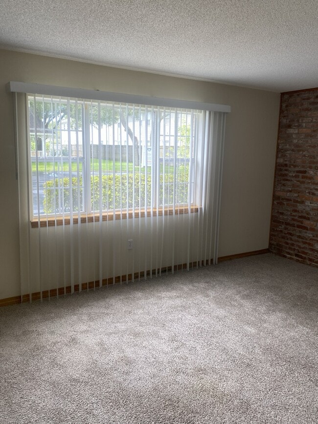 Building Photo - 852 Stonegate Ct