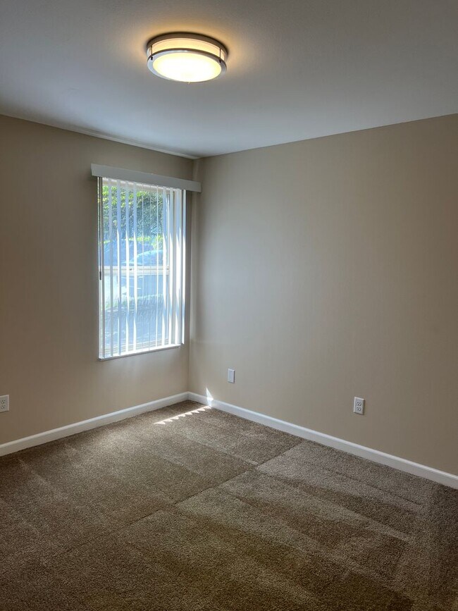 Building Photo - Newly Renovated 1-Bedroom Apartment in the Heart of Everett