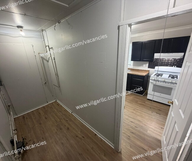 Building Photo - Very spacious 3 Bedroom, 1 Bathroom home