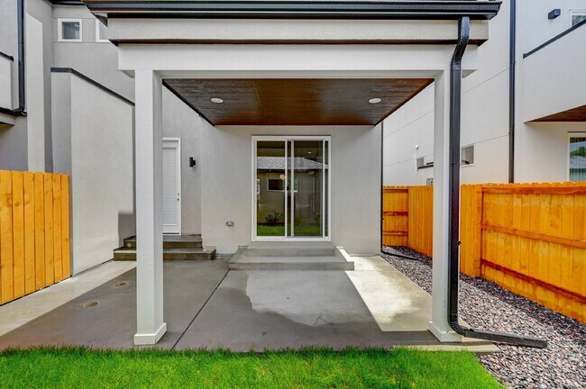 Building Photo - $3,900 - 4 Bed, 3.5 Bath Updated Townhome ...