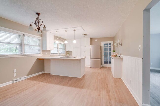 Building Photo - Spacious 3-Bed Ranch Living in Hillsborough