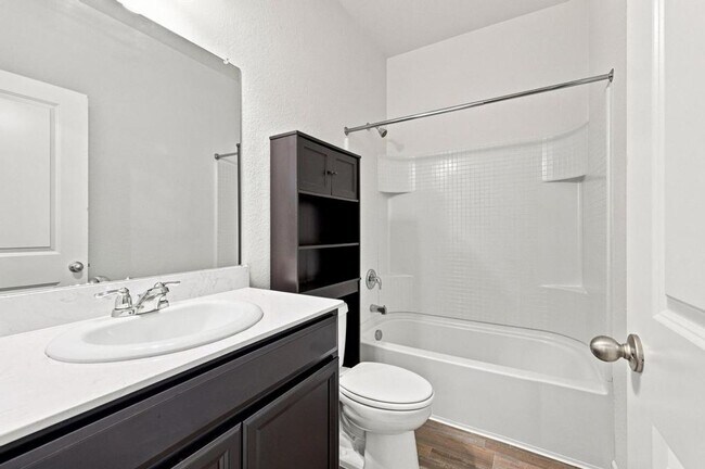Building Photo - 405 Willow Creek Dr