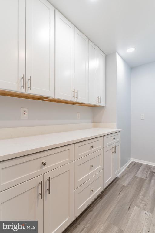 Building Photo - 8708 Village Square Dr