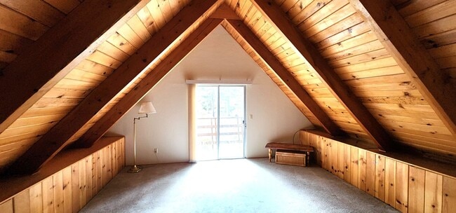 Building Photo - Unfurnished 4 Bed, 2 Bath with Garage.  Amazing Location on Dead-End Street with Forest Access!