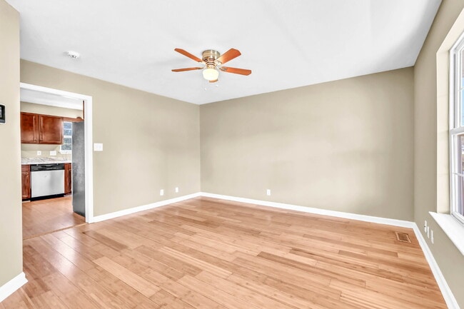 Building Photo - Amazing 3 bedroom 2 bathroom close to Fort...