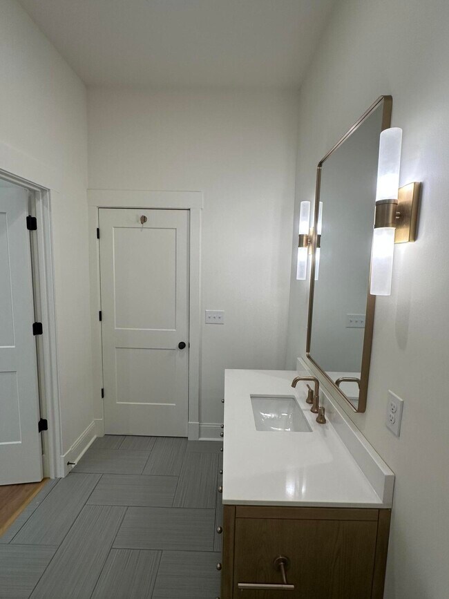 Building Photo - 307 W Main St