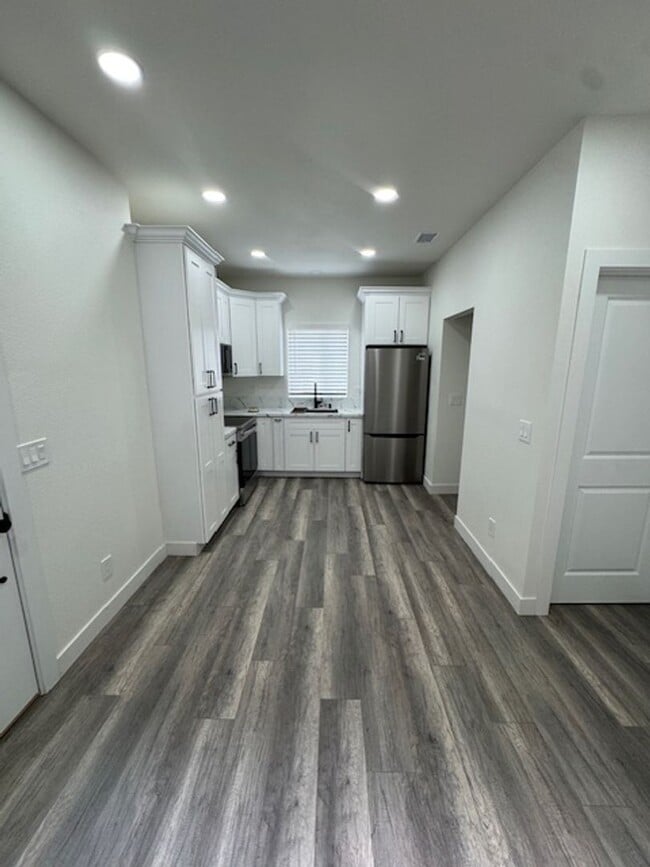 Building Photo - Beautiful Recently Remodeled 2-Bedroom ADU