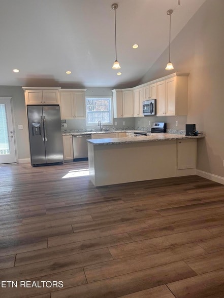 Building Photo - 355 W Outer Dr