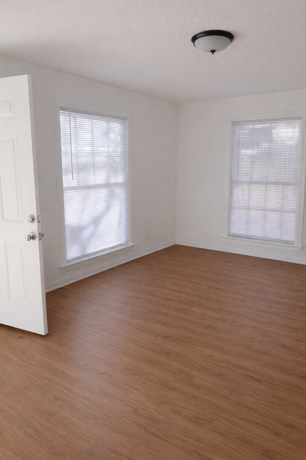 Building Photo - 113 E 2nd St