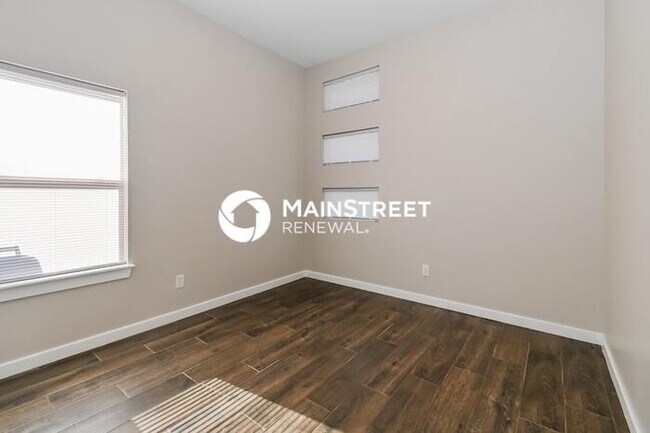 Building Photo - 4 Bedroom Pet-Friendly Home in Oklahoma City, OK with Main Street Renewal
