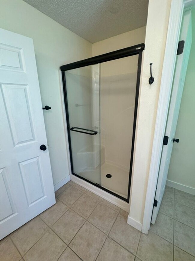 Building Photo - Spacious 4 Bedroom in South Crestview!