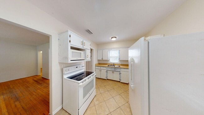 Building Photo - Charming 2 Bedroom/ 1 Bathroom Home with D...
