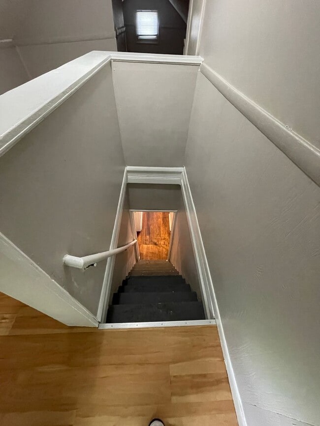 Building Photo - WARM & COMFY SINGLE FAMILY HOME
