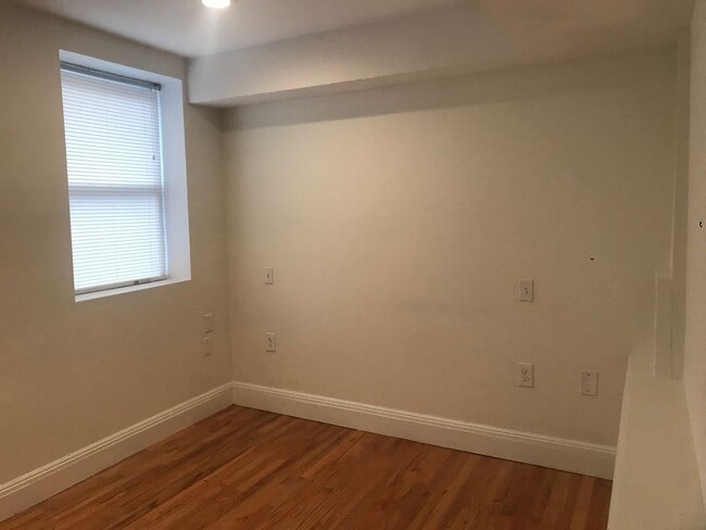 Building Photo - Nice 2 bed in Allston