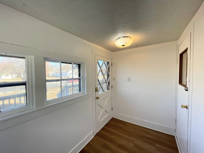 Building Photo - 3 Bedroom 1 Bathroom House