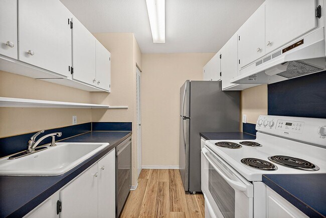 Building Photo - North Tacoma Condo Living | 2 Bed, 1.5 Bath End-Unit | Great Amenities!