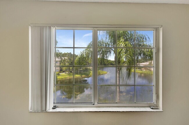 Building Photo - 600 Crestwood Ct N