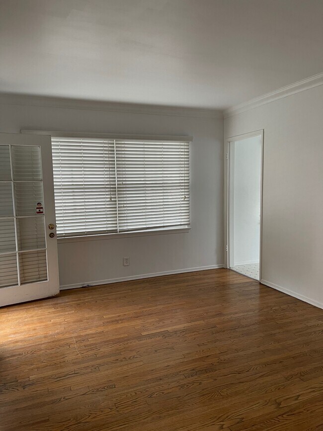 Building Photo - 2326 Oak St