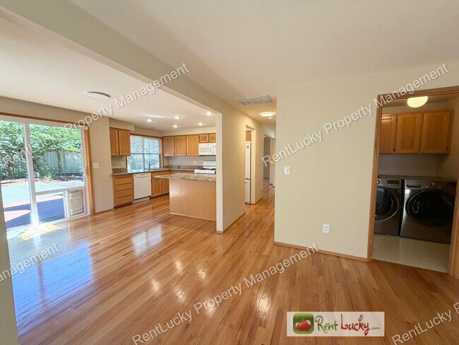 Building Photo - GORGEOUS 3 Bedroom Home in NE Tacoma! Spacious Yard, Beautiful Kitchen, and More!