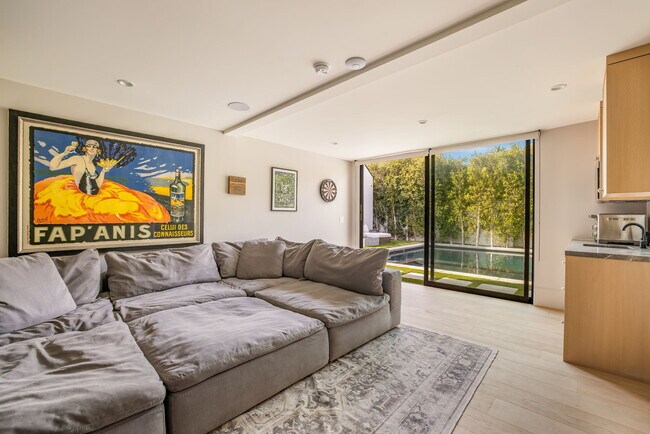 Building Photo - 6277 Del Valle Dr