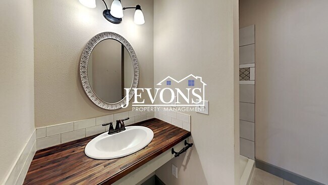 Building Photo - Spacious home with fully equipped kitchen and 2-car garage near Stewart Park