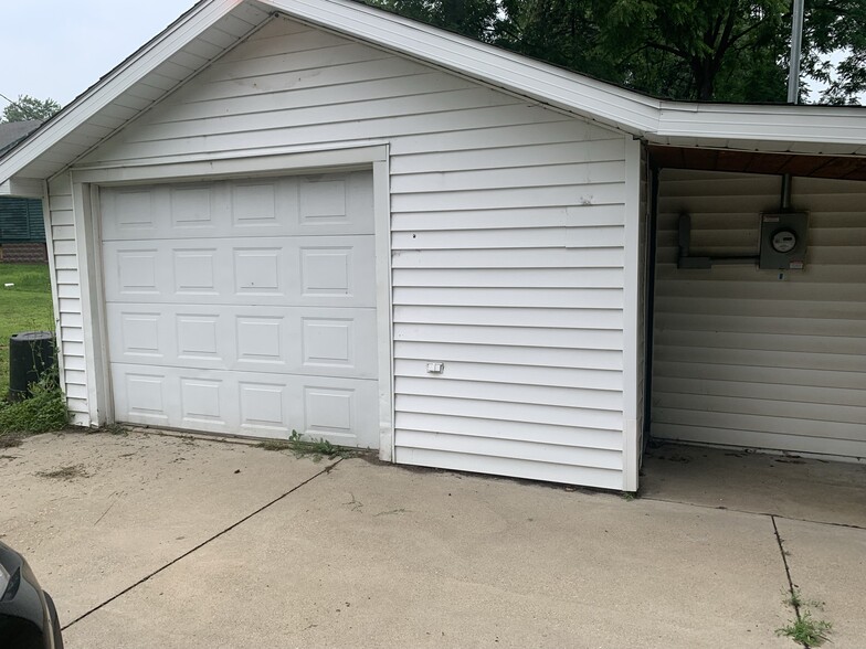 Garage - 901 N Walnut St
