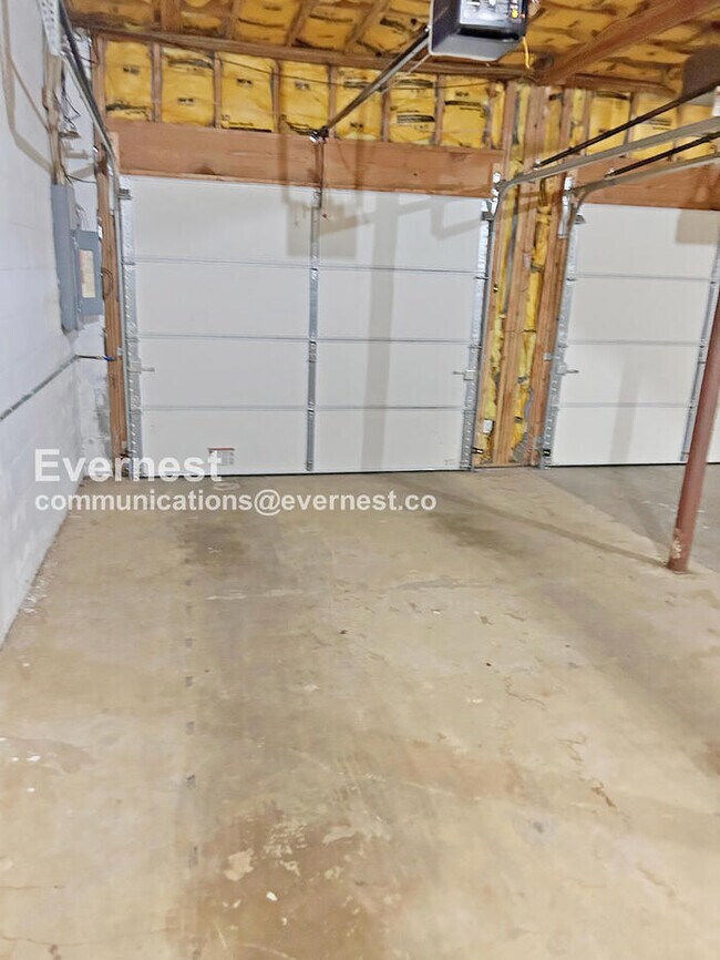 Building Photo - 3 Bed/2.5 Bath Home with Garage / Pet-Friendly / Vouchers Accepted /Available Now!