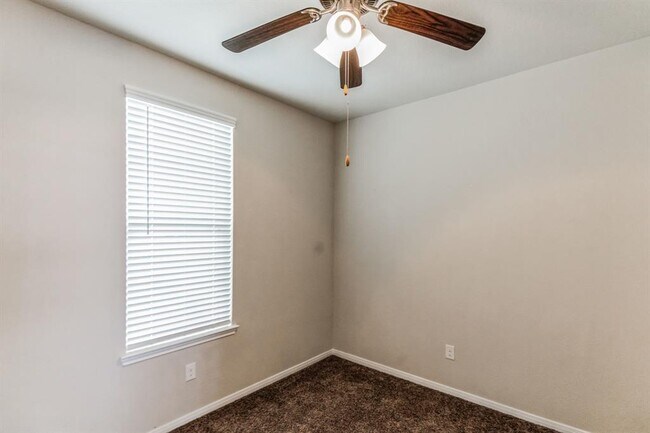 Building Photo - 2716 Veranda Falls