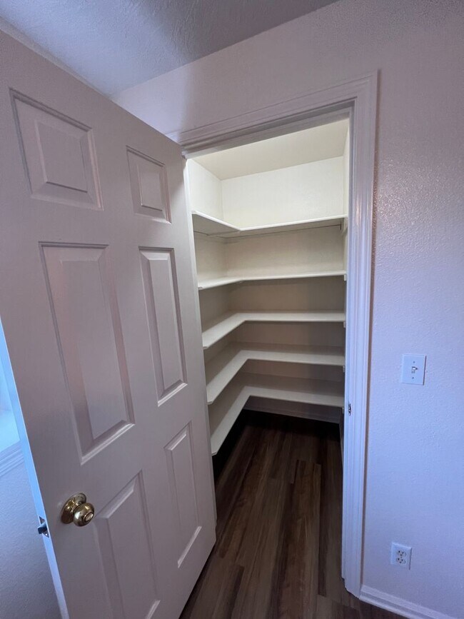 Building Photo - 1-bedroom 1-Bathroom Duplex