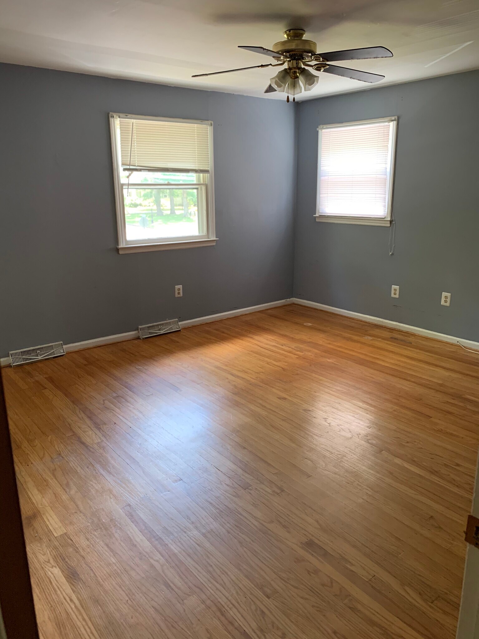 Spacious master bedroom with ensuite full bathroom - 301 Lehigh Rd N