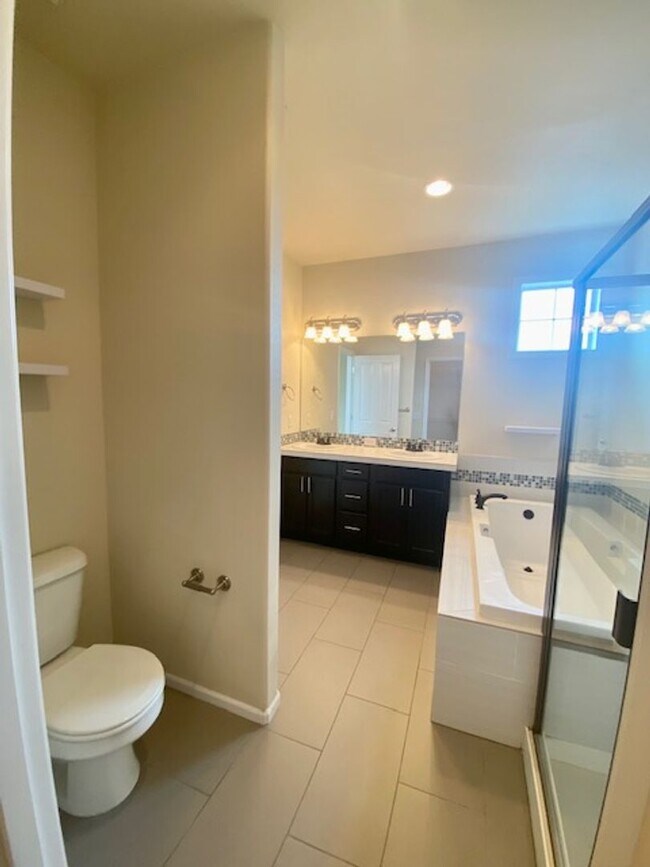 Building Photo - Beautifully Renovated 4 bedroom Home with attached 4 car garage!