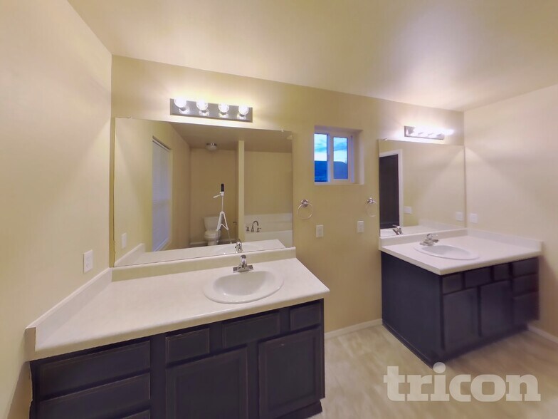 Building Photo - 2254 SW Siskin Cir