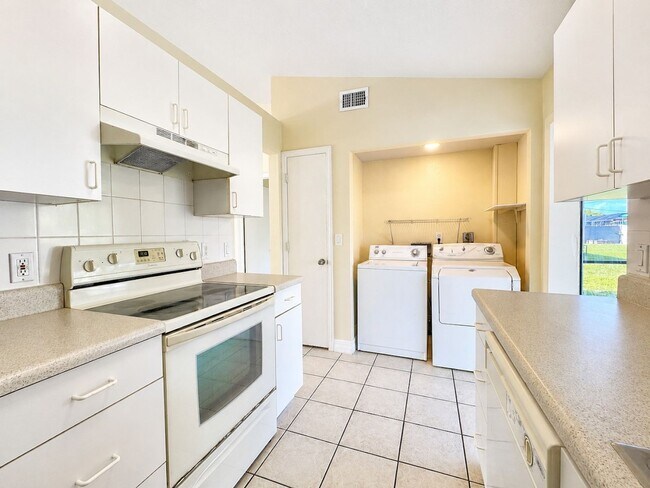Building Photo - 4133/4135 SW 7th Pl