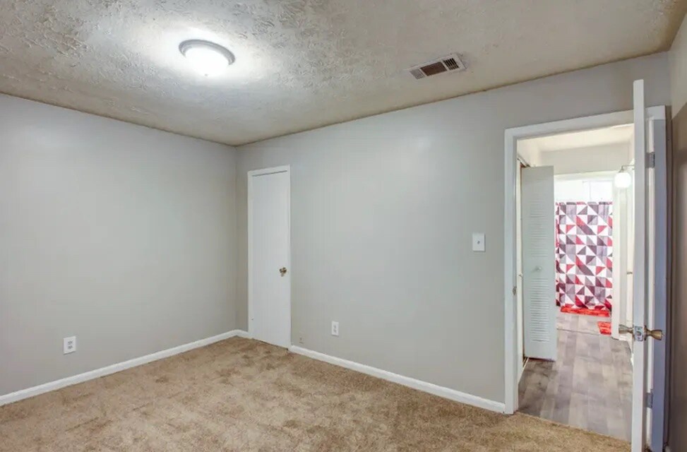 Building Photo - Room in Apartment on Stanton Rd SW