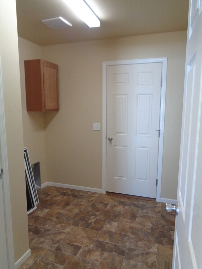 Building Photo - Newer Construction 3 Bedroom House with 3 ...