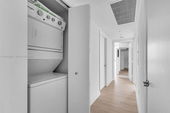 Building Photo - 495 Brickell Ave