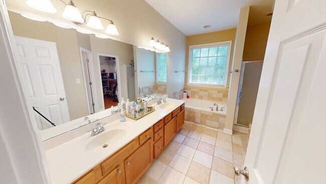 Building Photo - 5 Bedrooms with Golf Course Views in Carol...