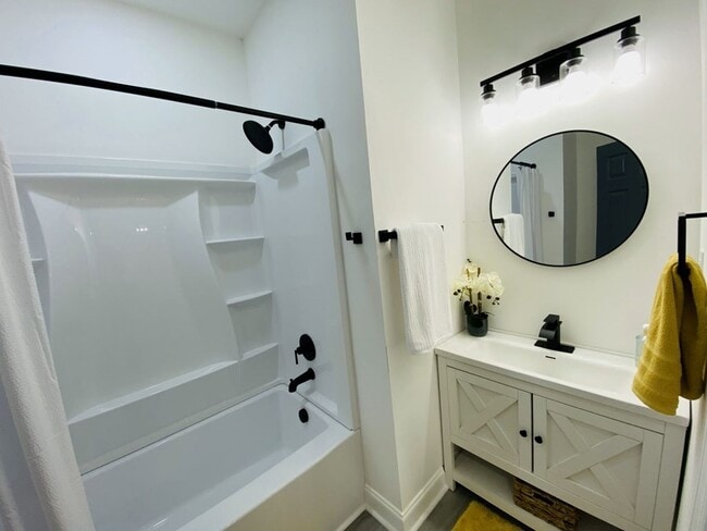 Building Photo - 326 2nd Ave