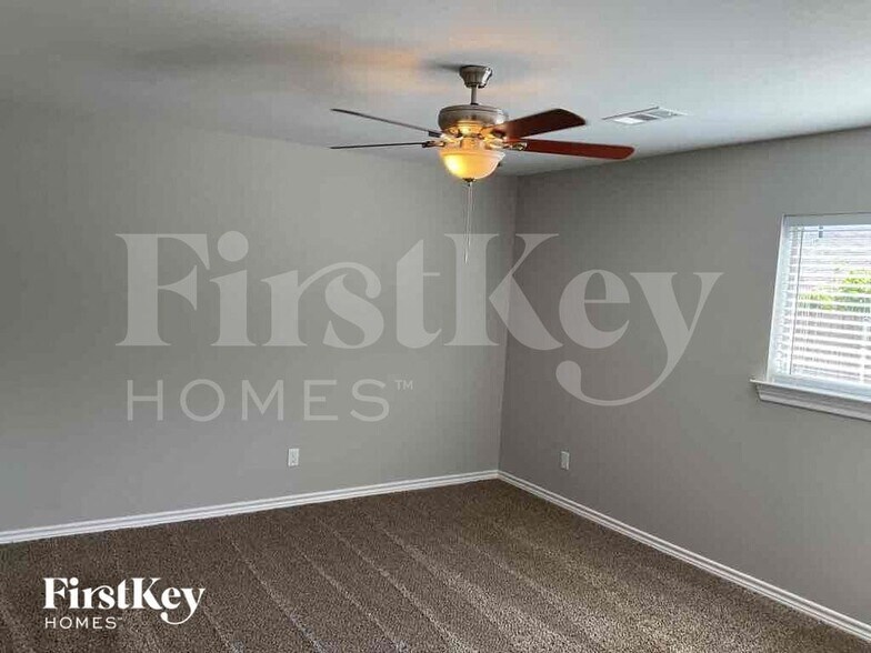 Building Photo - 2026 Greenview Dr