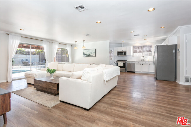Building Photo - 6308 Glide Ave