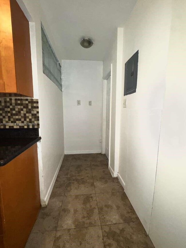 Building Photo - 1450 NE 171 St